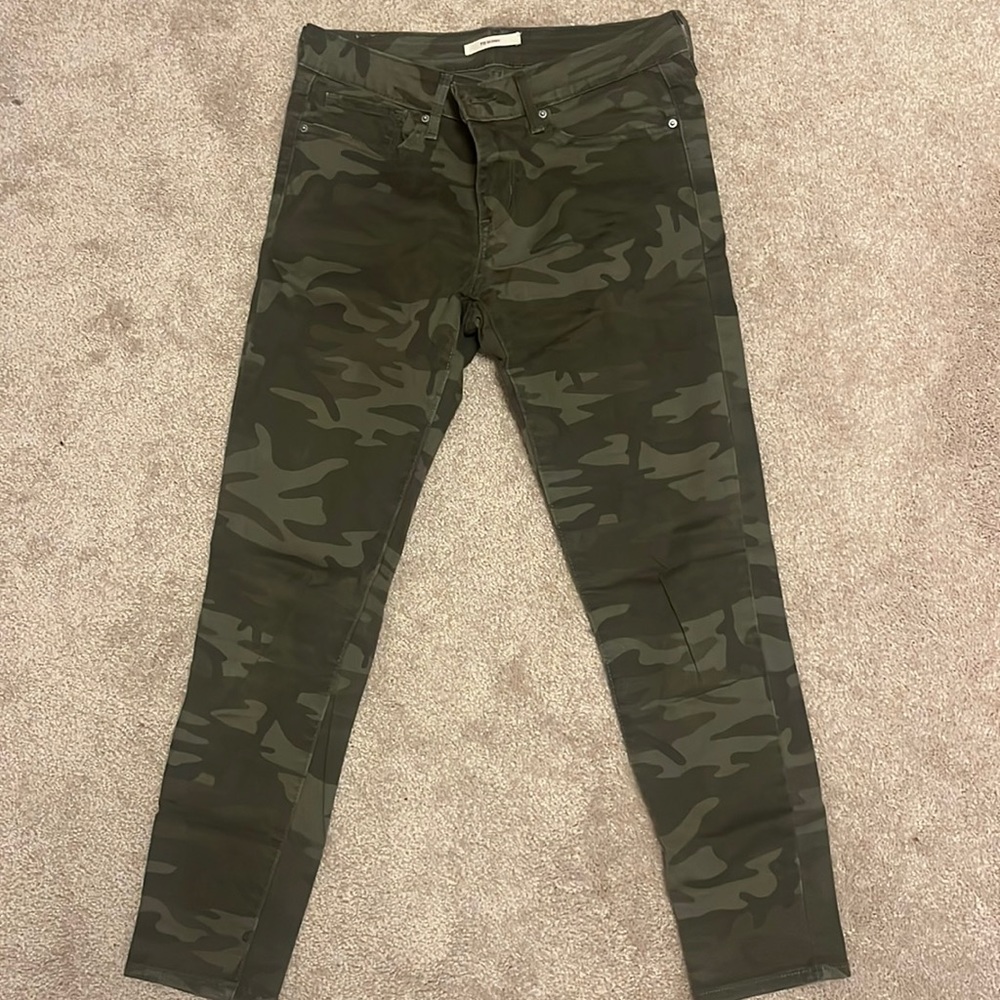 Levi’s 711 skinny jeans camo